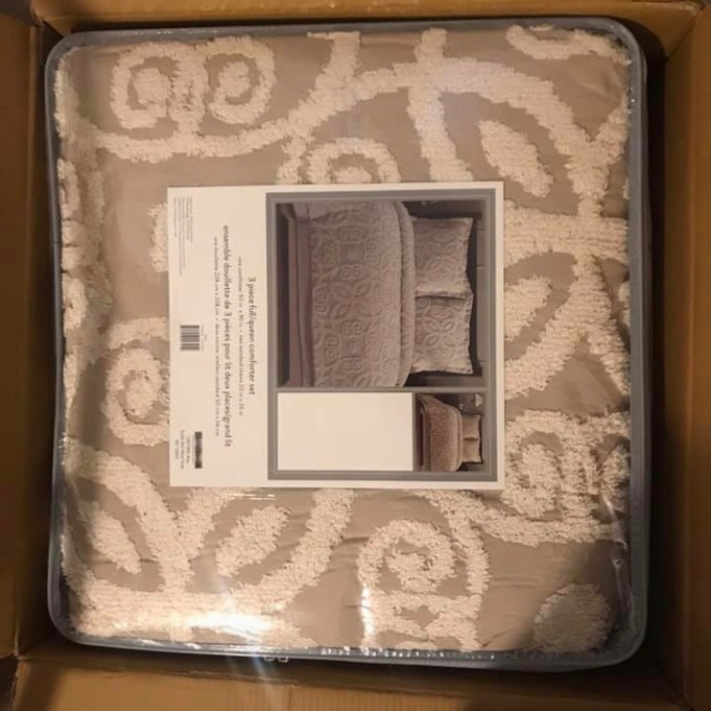 Queen/ full comforter set - Picture 2 of 2